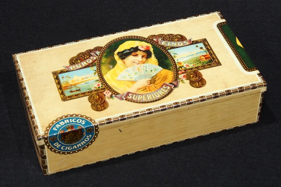 Hoyo Epicure No 2 Review — vintage wooden cigar box with lithographed paper labels on a dark background